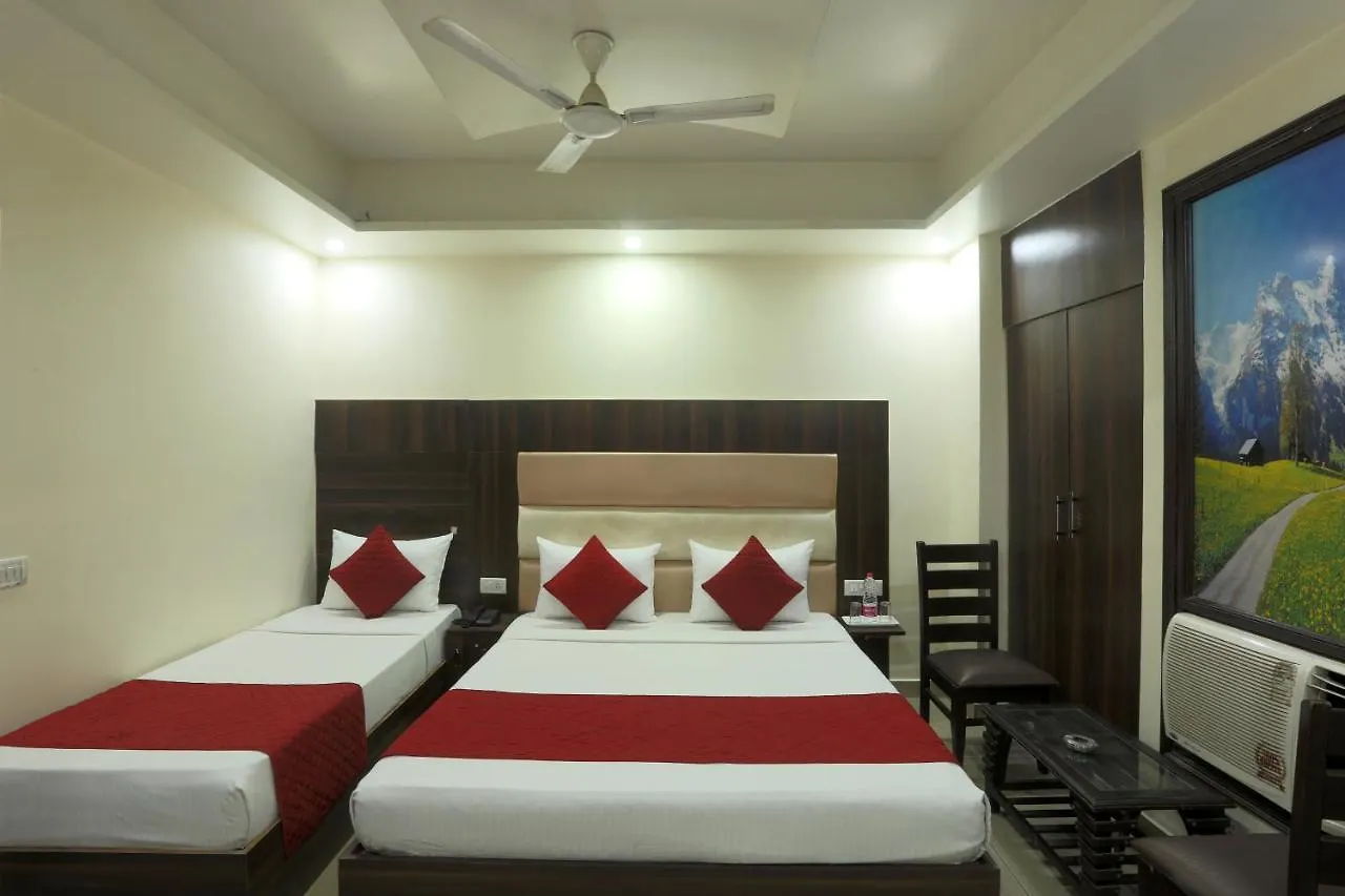 Palm Emerald Near New Delhi International Airport 3*,
